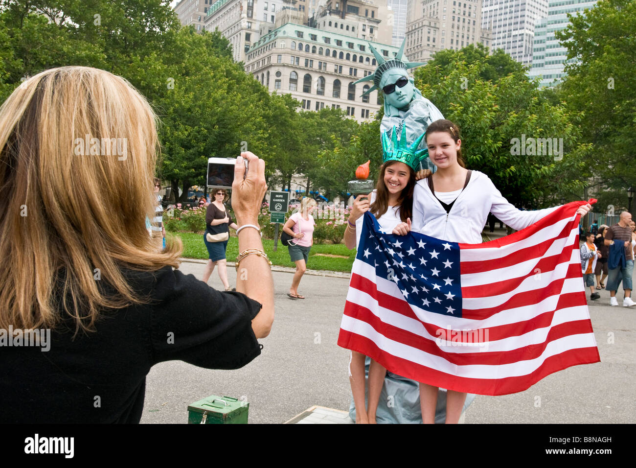 Tourists being photographed with a street artist dressed as the Statue of Liberty Stock Photo