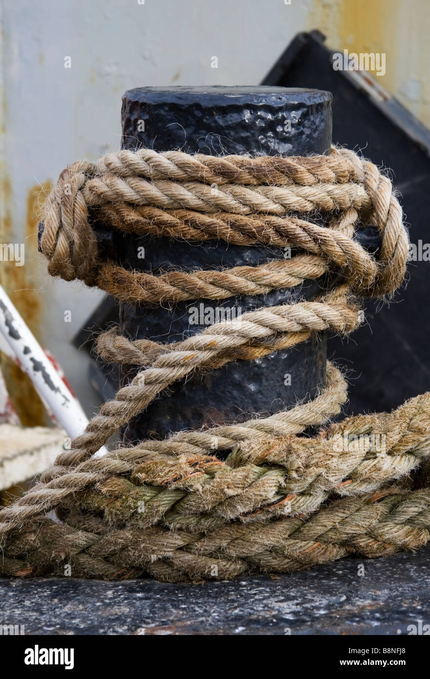 https://c8.alamy.com/comp/B8NFJ8/an-anchor-rope-tied-to-a-cleat-securing-a-boat-to-the-harbour-B8NFJ8.jpg