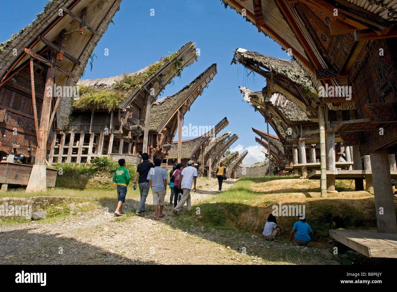Tourists visiting the Torajan village of Palawa (Sulawesi - Indonesia). Touristes visitant le village Toraja de Palawa (Sulawesi) Stock Photo