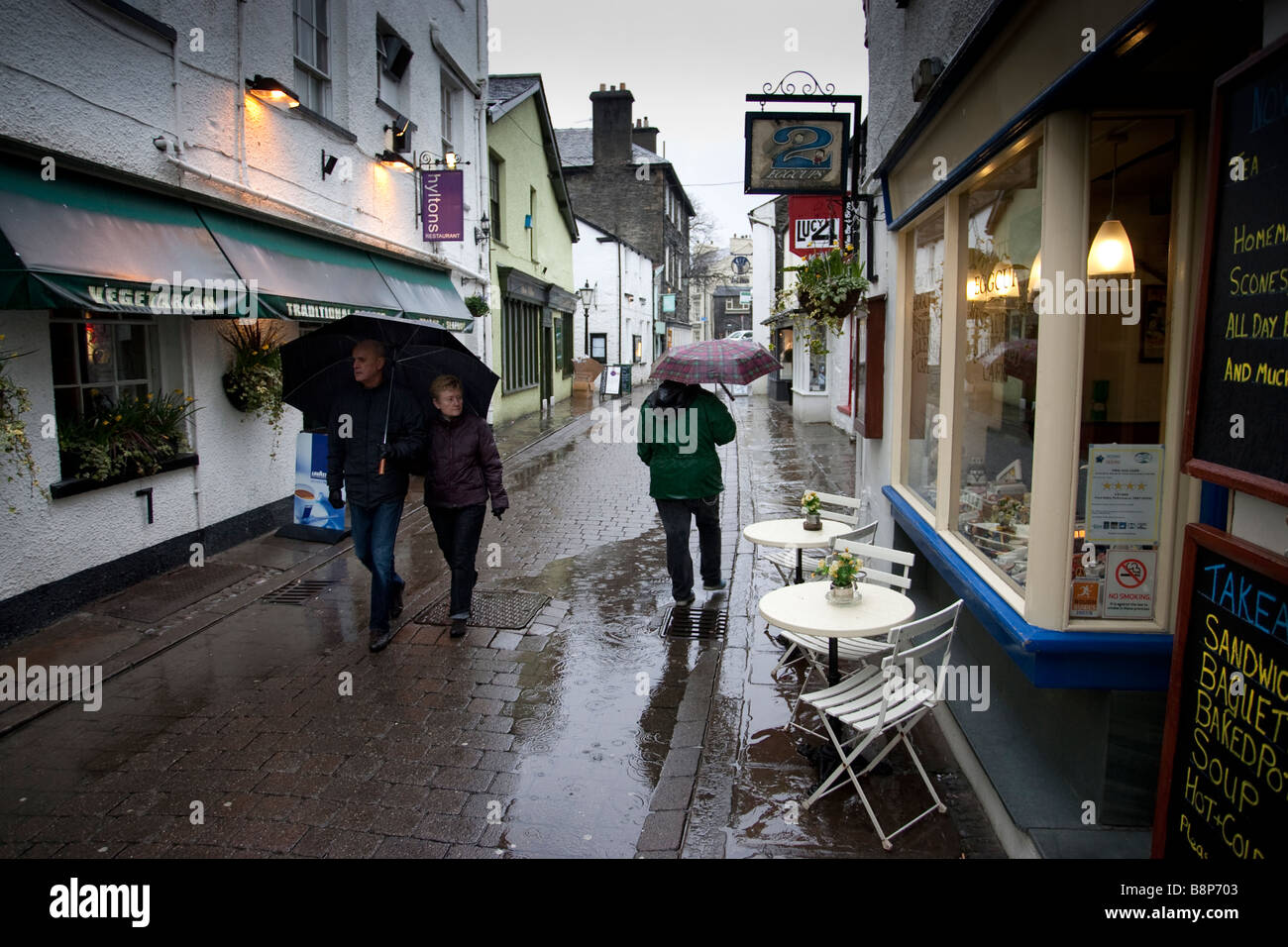 Ash Street Tourists in the rain in Bowness on Windermere Stock Photo Alamy
