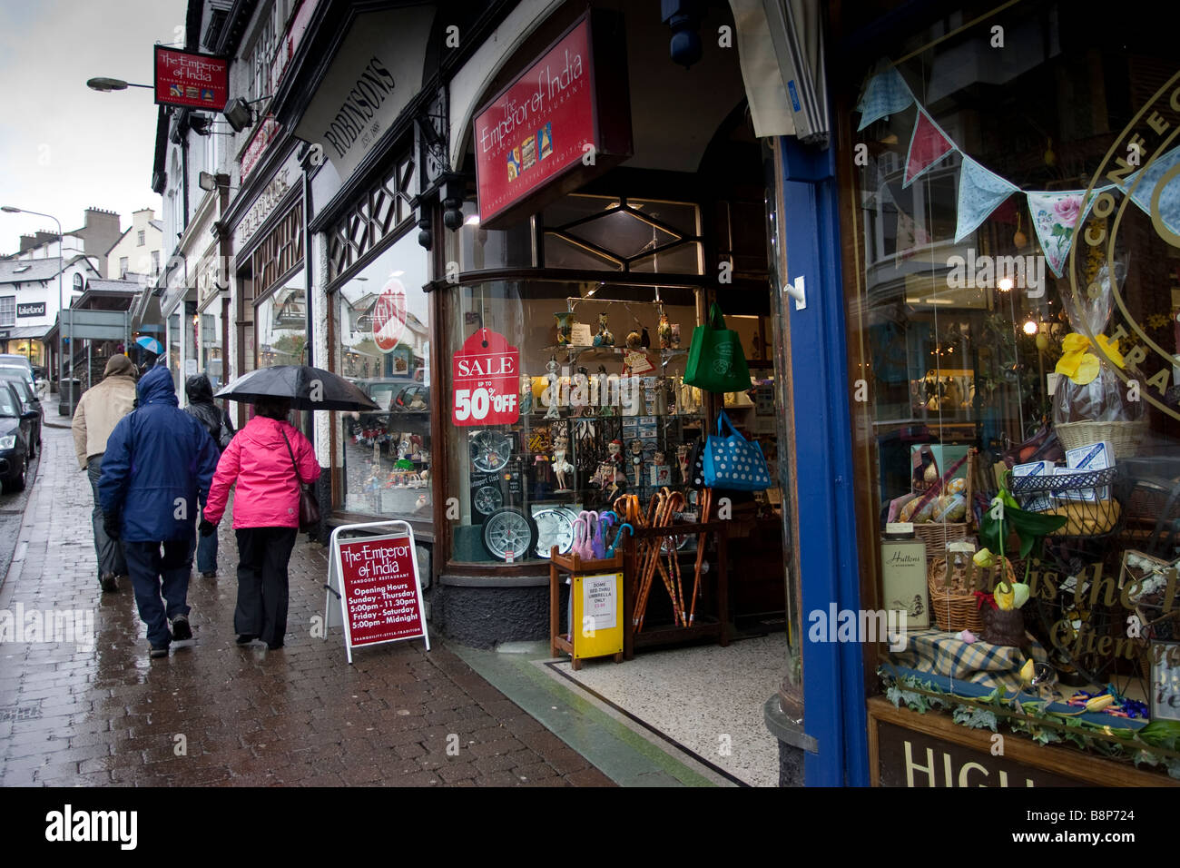 Tourists in the rain in Bowness on Windermere Stock Photo Alamy