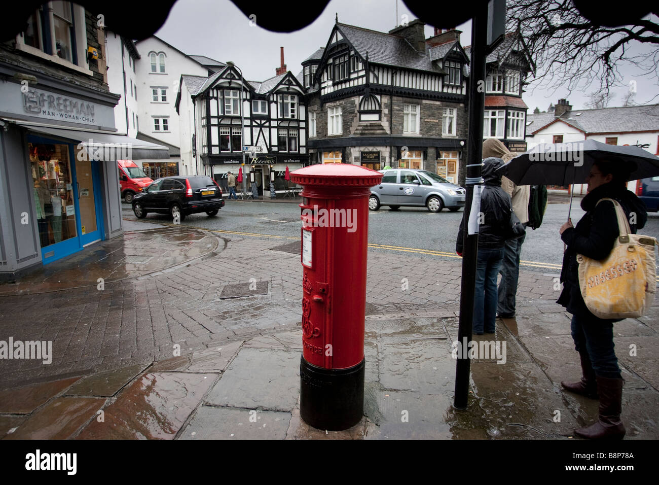 Tourists in the rain in Bowness on Windermere Stock Photo Alamy