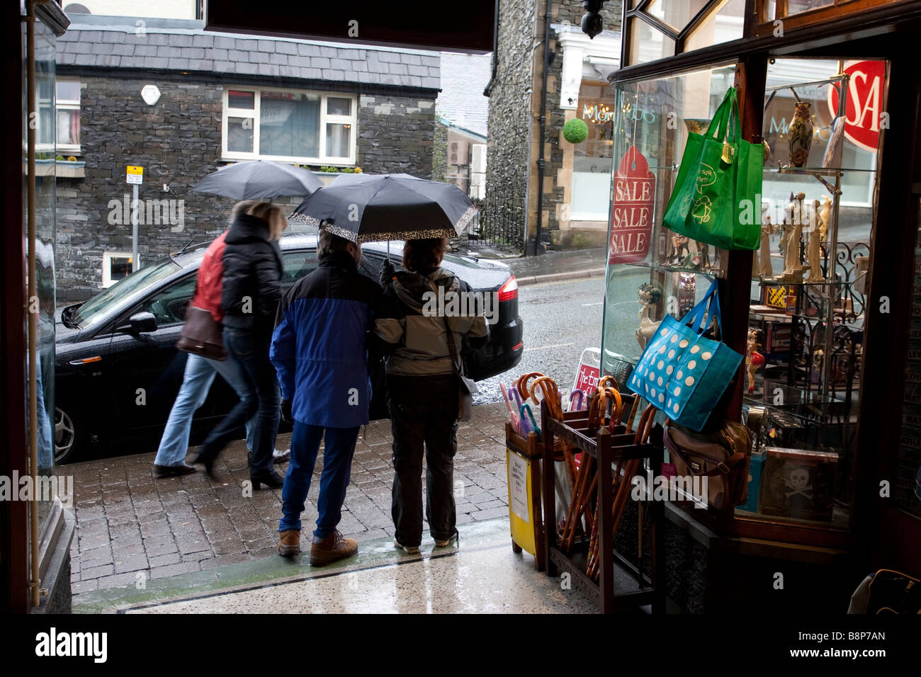 Tourists in the rain in Bowness on Windermere Stock Photo Alamy