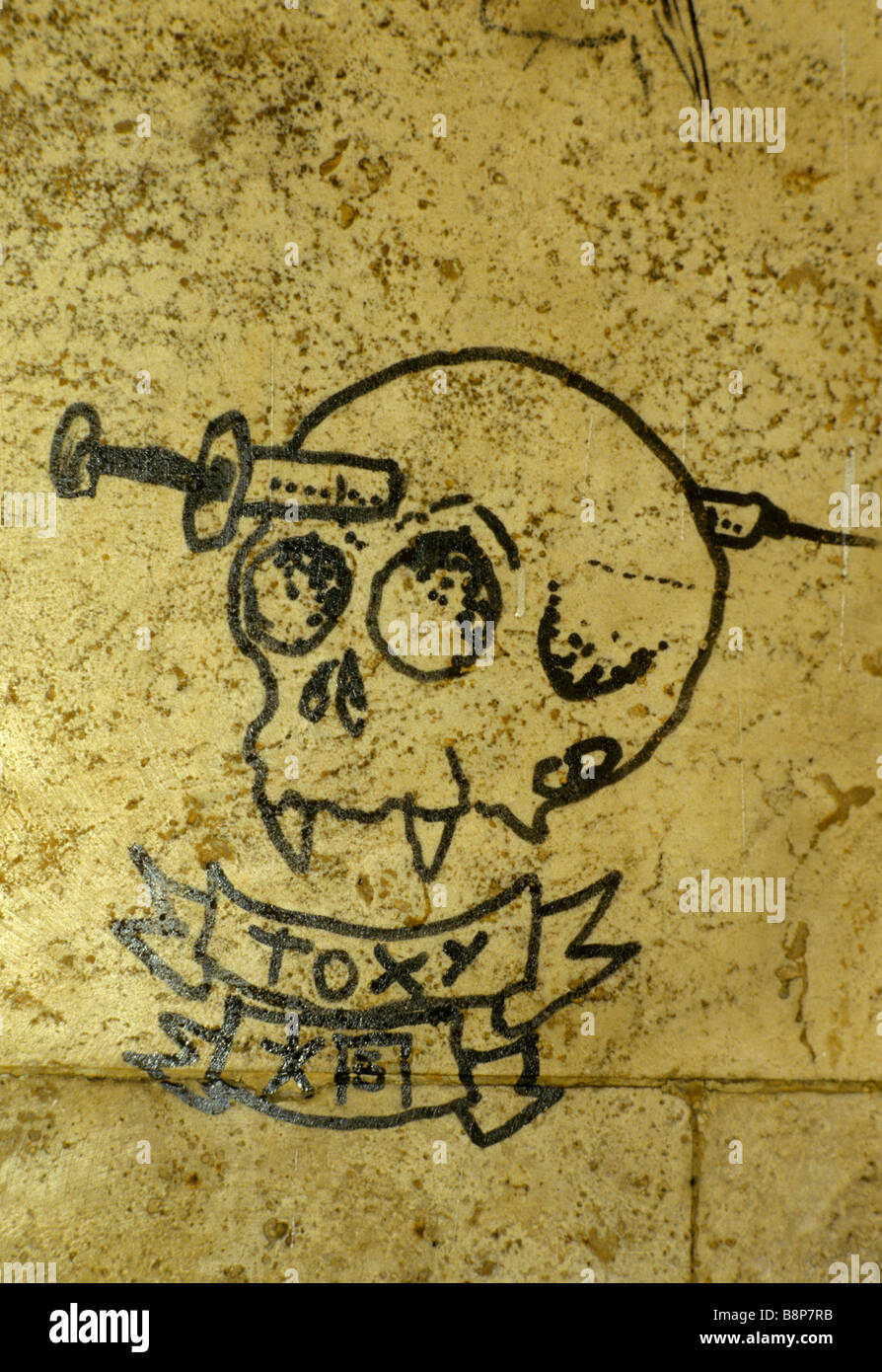 Drug addicts lifestyle, graffiti drawing of a Death Skull with a hypodermic needle through the skull. Naples Italy 1980s 80s HOMER SYKES Stock Photo