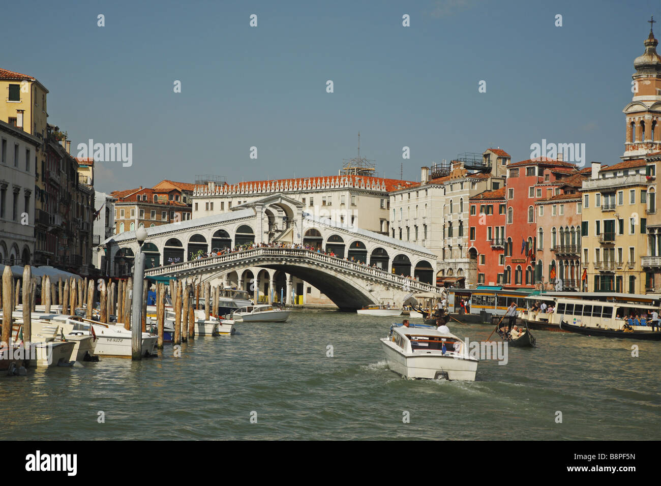 Venice bridge and boat hi-res stock photography and images - Alamy