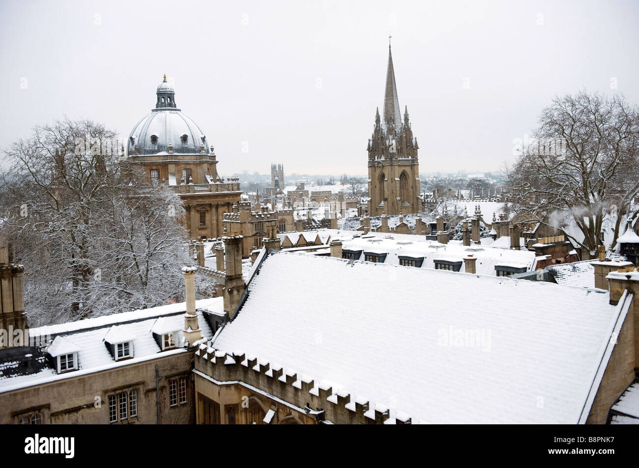 Radcliffe Camera and University Church across the rooves of Oxford in snow Stock Photo