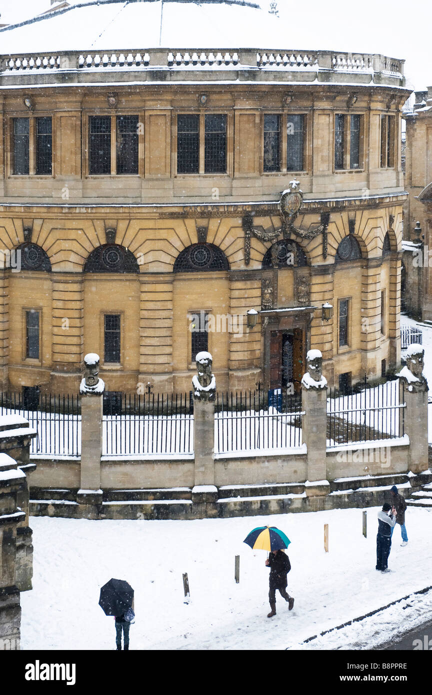 Snow covers the emperor statues and the Sheldonian theatre in Oxford University Stock Photo