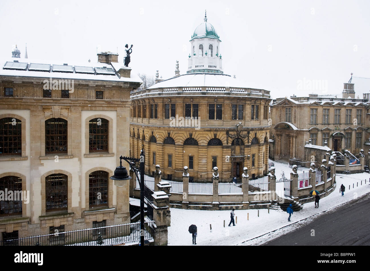 Snow covers the emperor statues and the Sheldonian theatre  with Clarendon Building on left and Science Museum on right Stock Photo