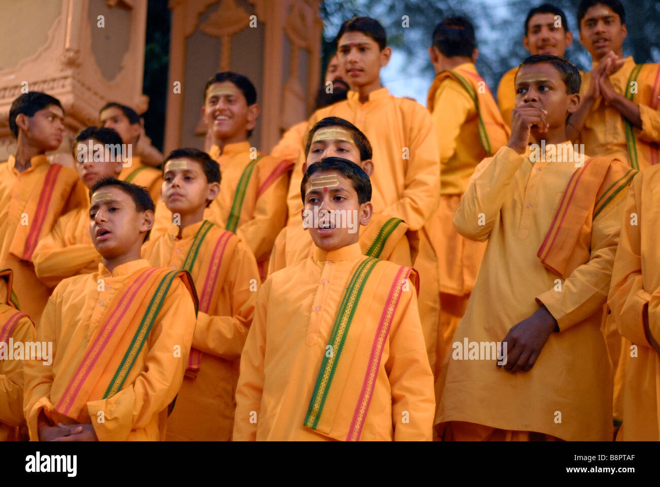 Boys singing prayers during the Ganga Aarti. Rishikesh, Uttaranchal, India Stock Photo
