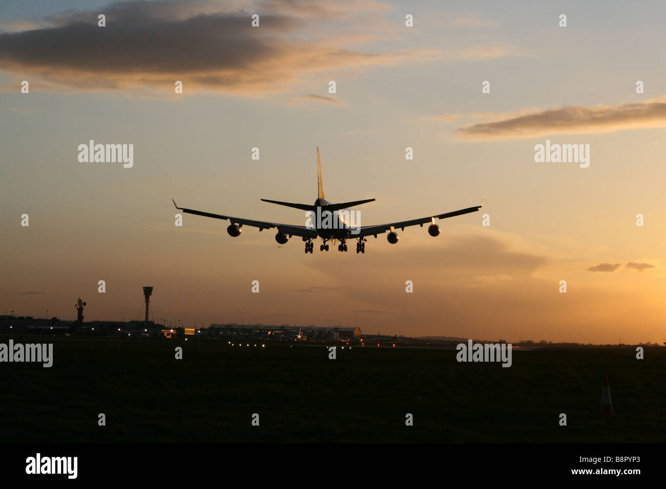 747 Landing at airport Stock Photo