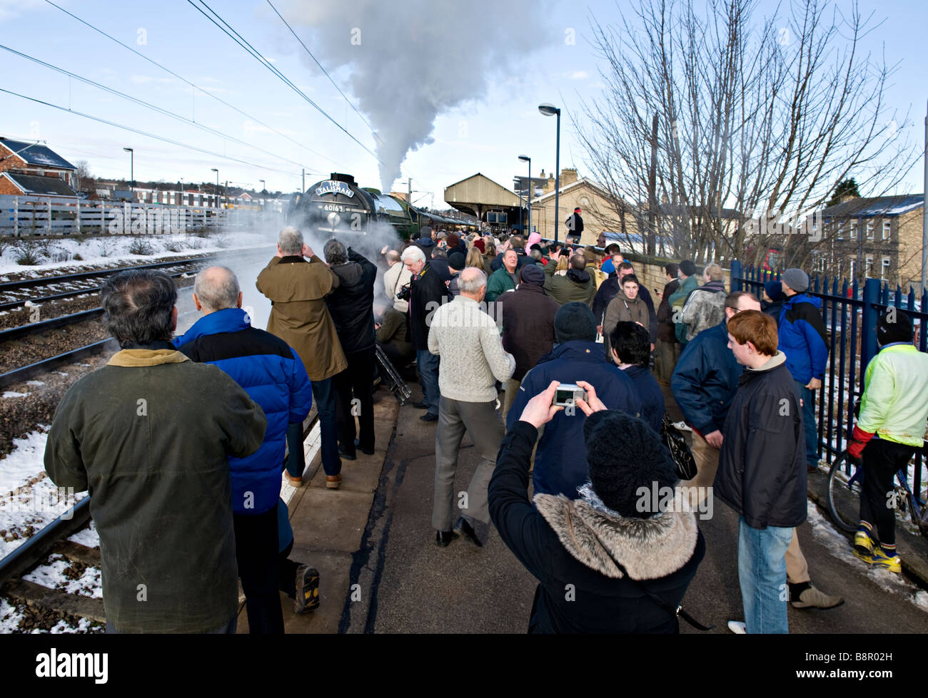Crowds watch the arrival of A1 'Tornado' on 'The Talisman' at Retford Stock Photo