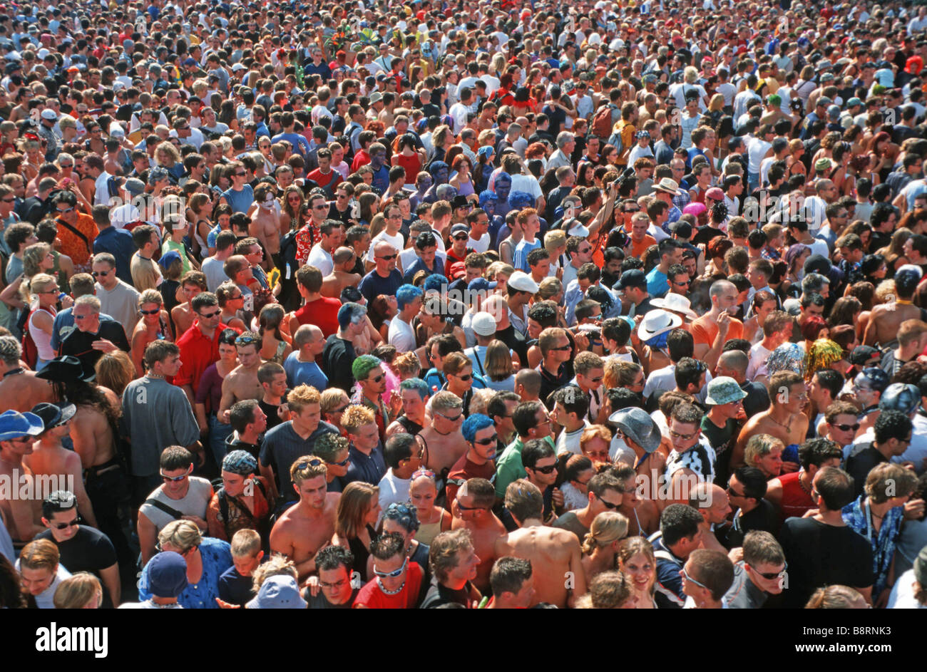 Много людей. 1 млн человек. Много людей на планете. Население земли достигло 7 млрд человек. Земля и люди.