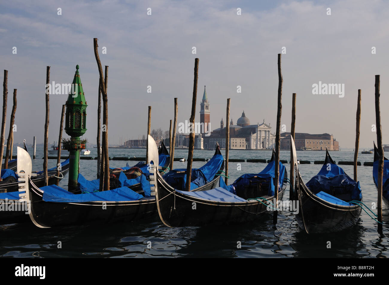 Venice and gondolas hi-res stock photography and images - Alamy