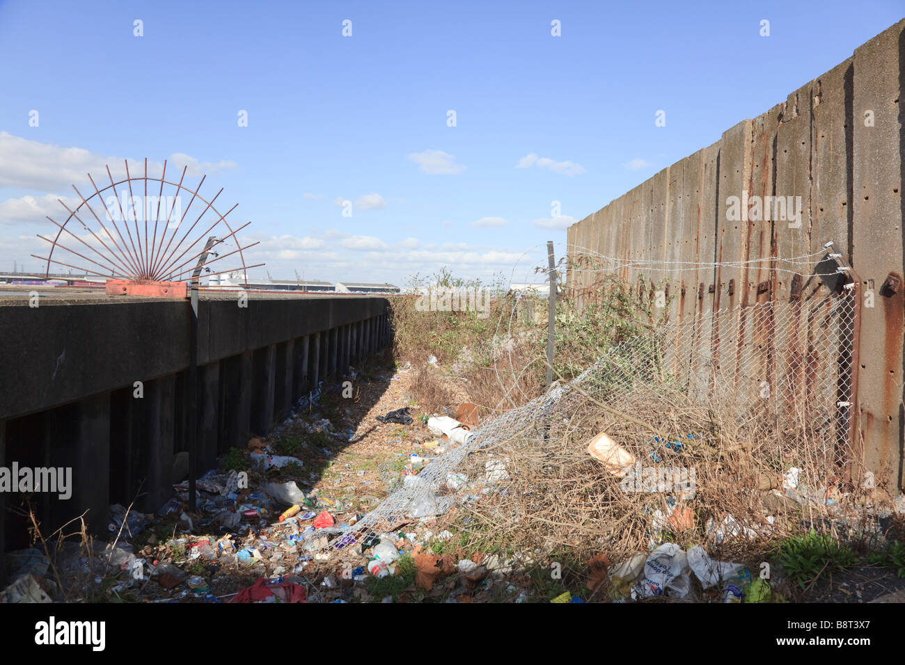 Sea Defences collecting Rubbish, Warning signs on the River Thames at