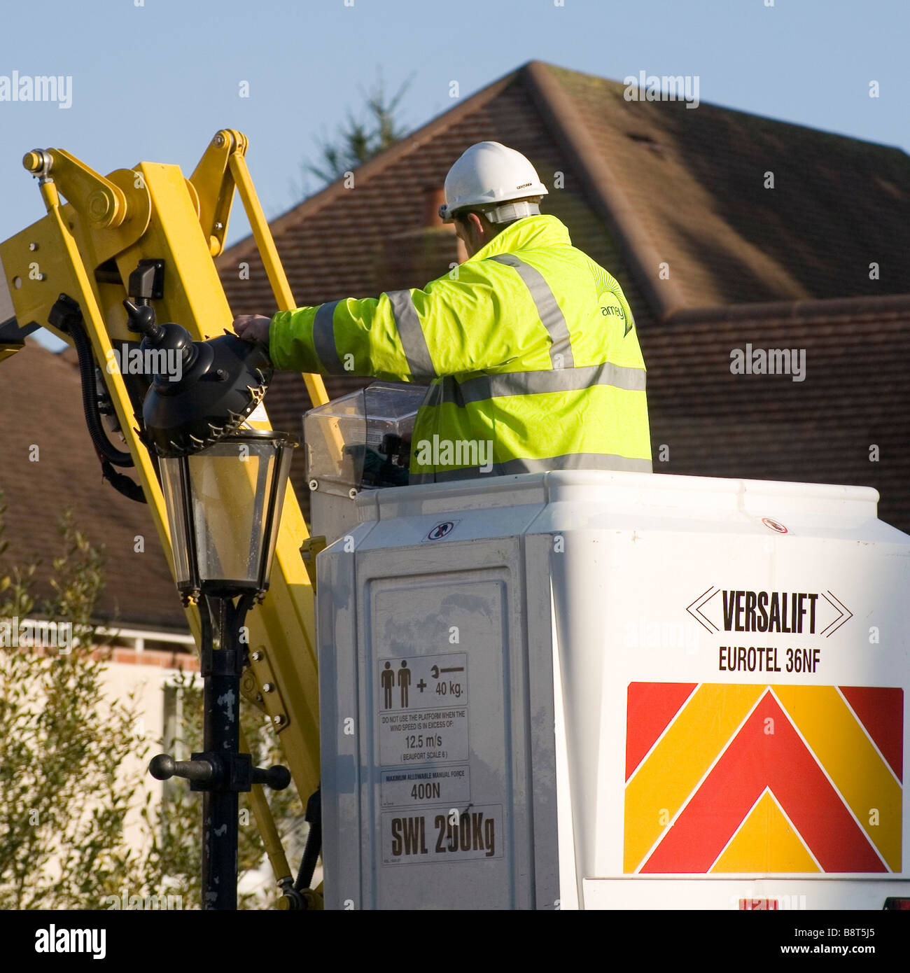 Street lighting maintenance worker replacing light bulb Stock Photo Alamy