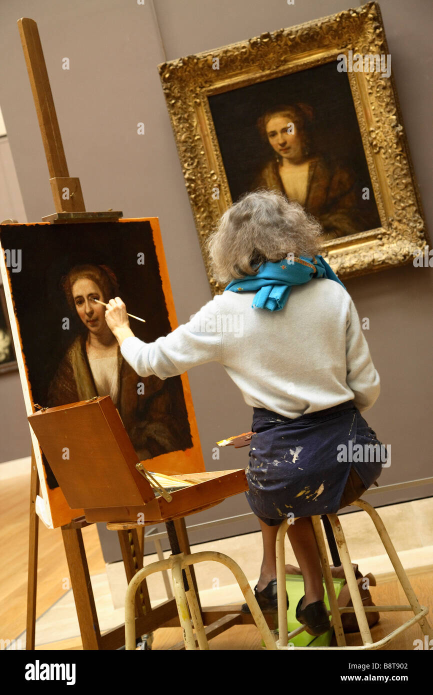 PARIS LOUVRE MUSEUM AN ARTIST REPRODUCES A PAINTING Stock Photo
