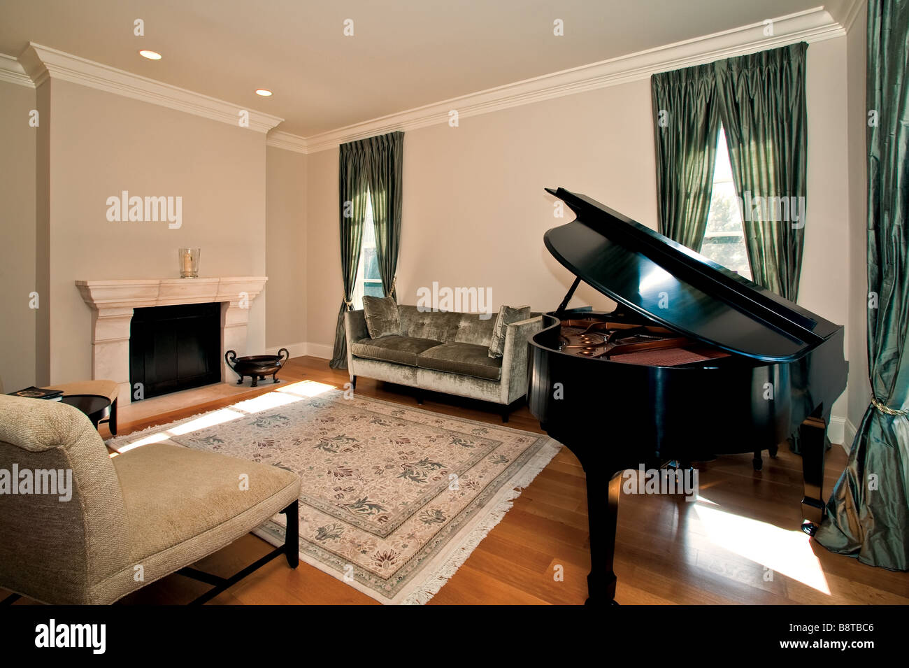 Living room fireplace grand piano hi-res stock photography and images ...