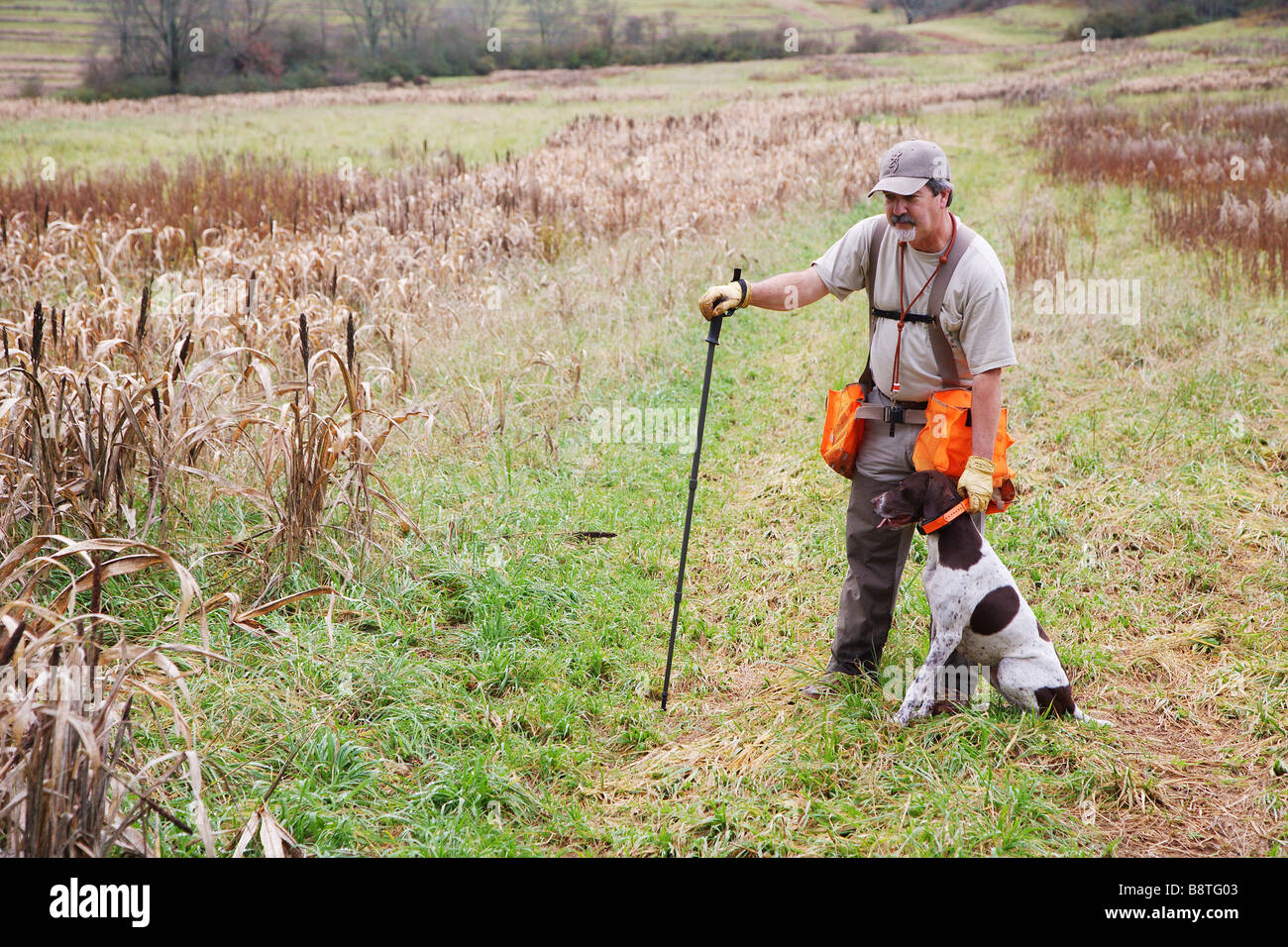 FRONT FULL VIEW HUNTING GUIDE WITH DOG LOOKING INTO DISTANCE GEORGIA Stock Photo