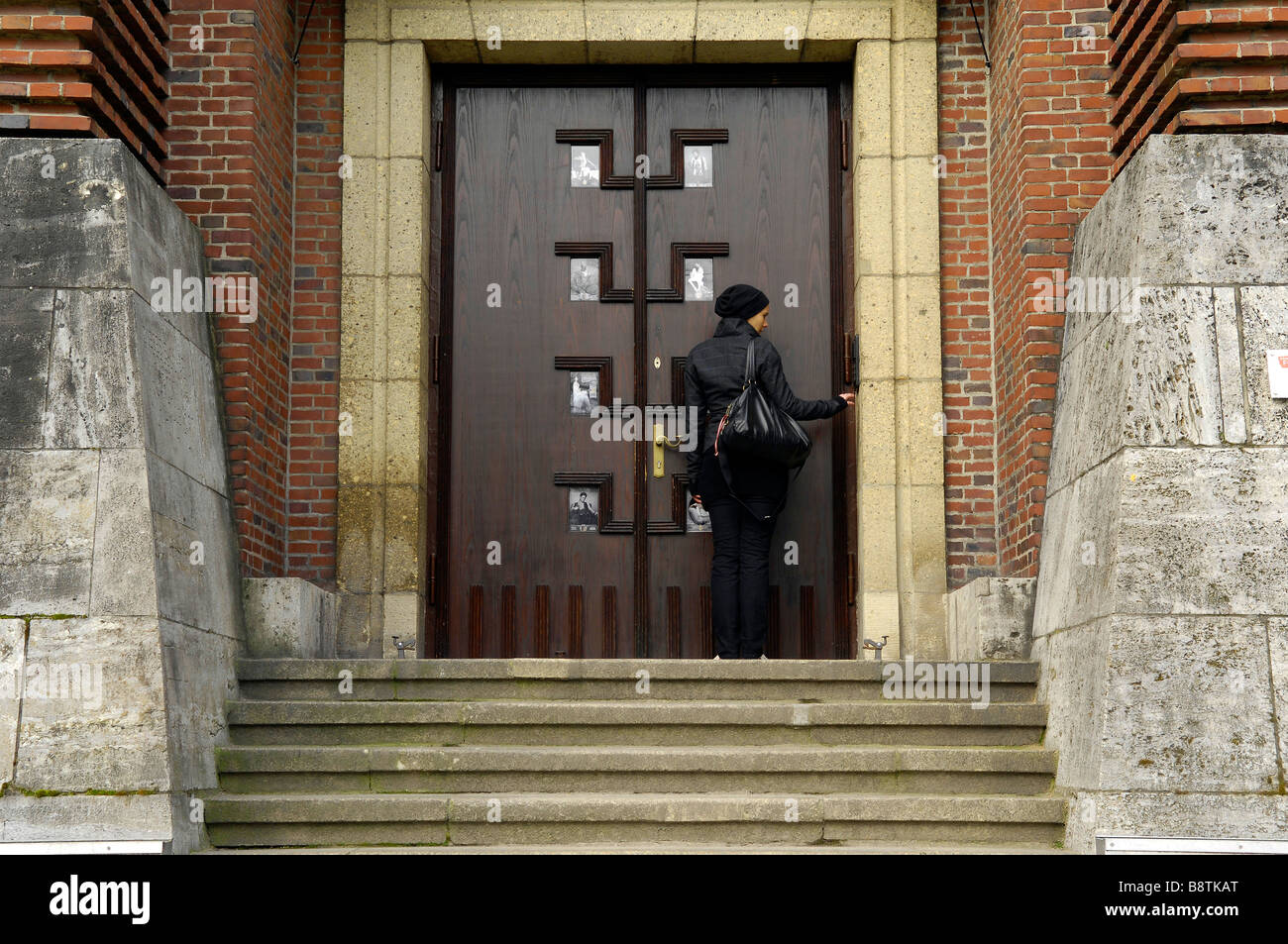 young woman in doorway Stock Photo - Alamy