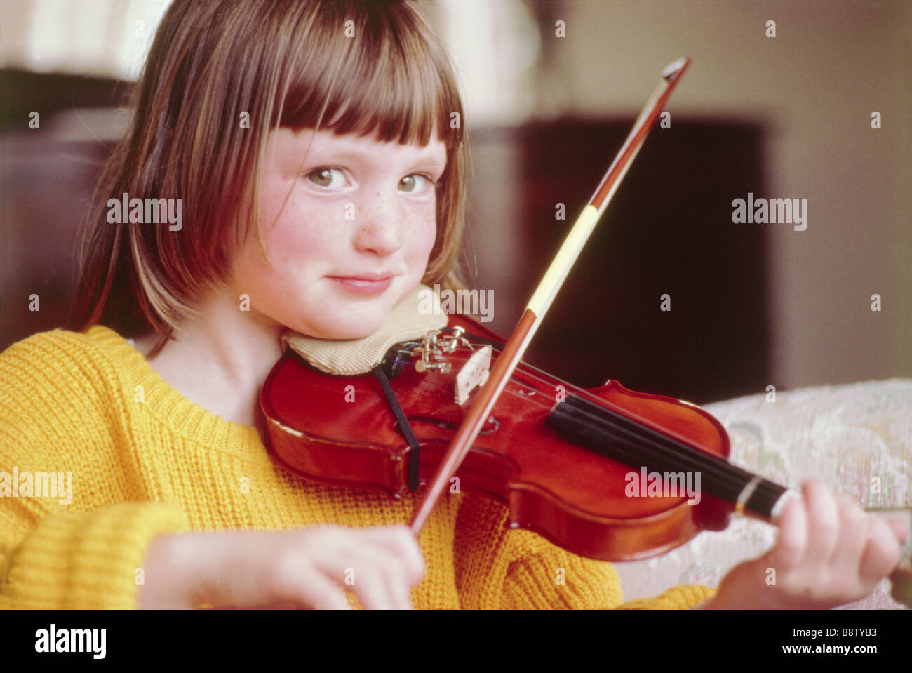 young girl with violin smiling at camera Stock Photo - Alamy