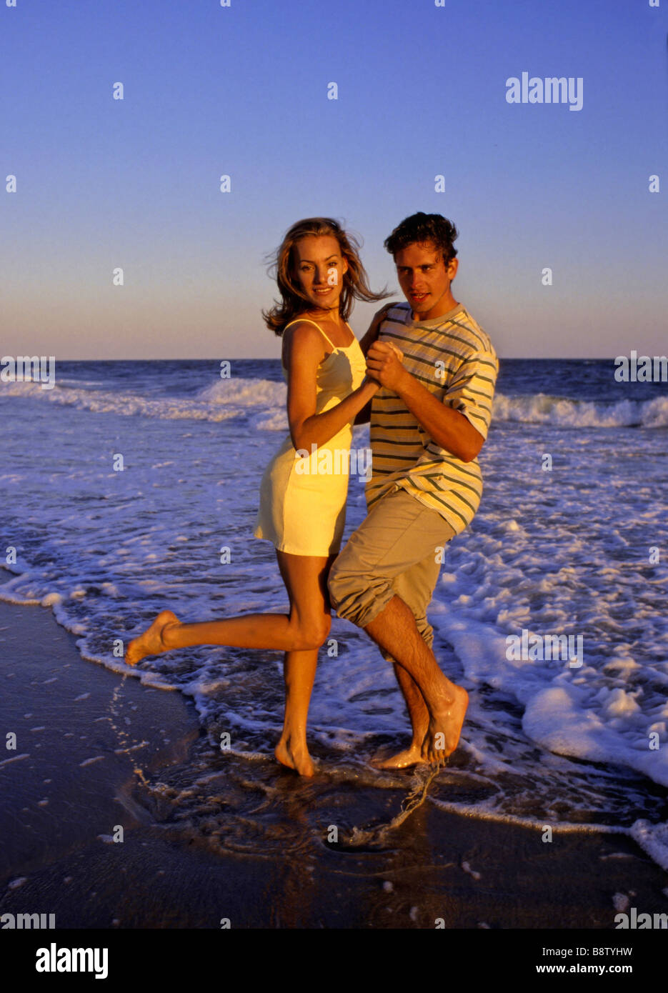 Couple beach dancing Stock Photo - Alamy