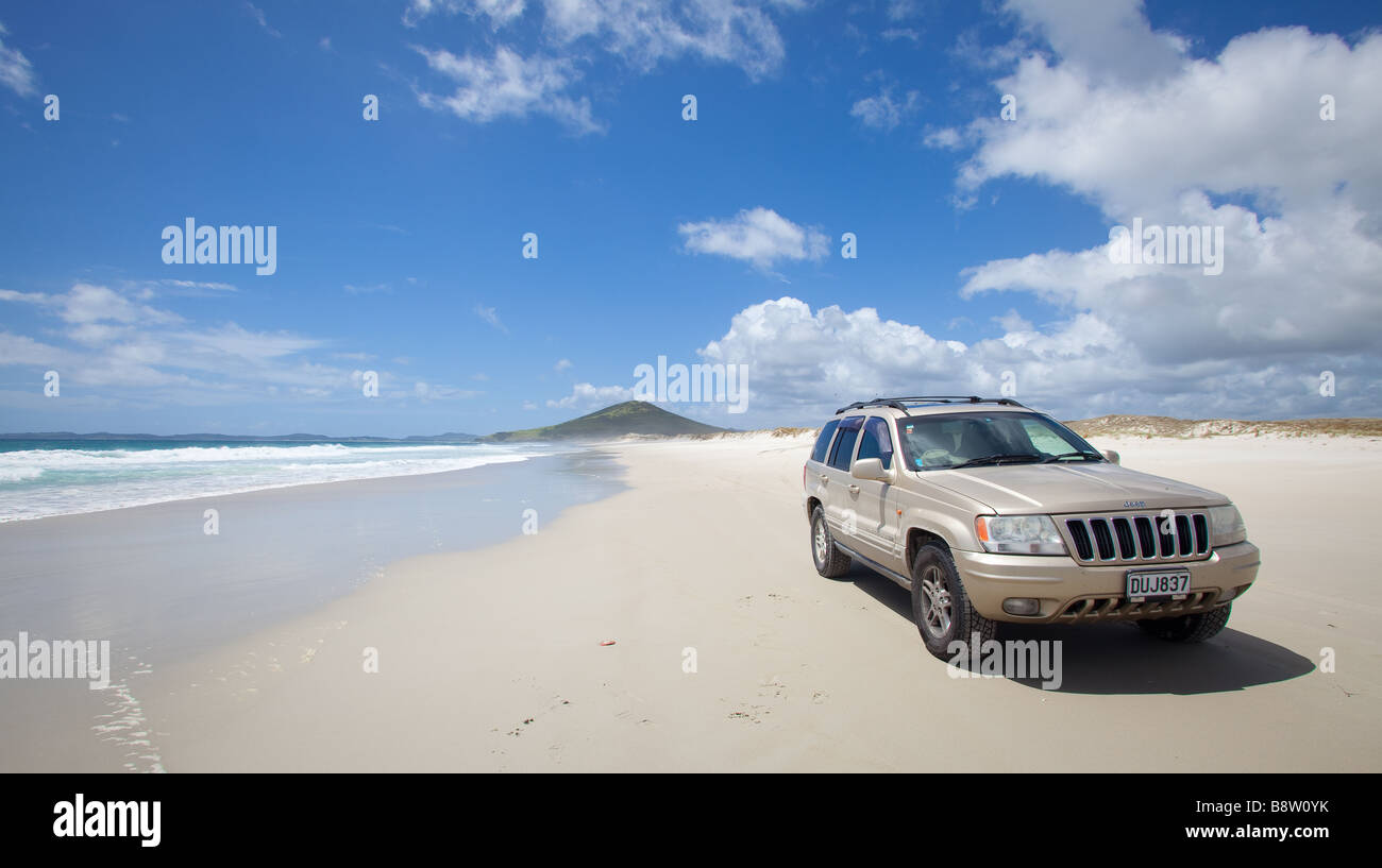 Driving 4WD on Northland beach near Doubtless Bay, New Zealand Stock Photo