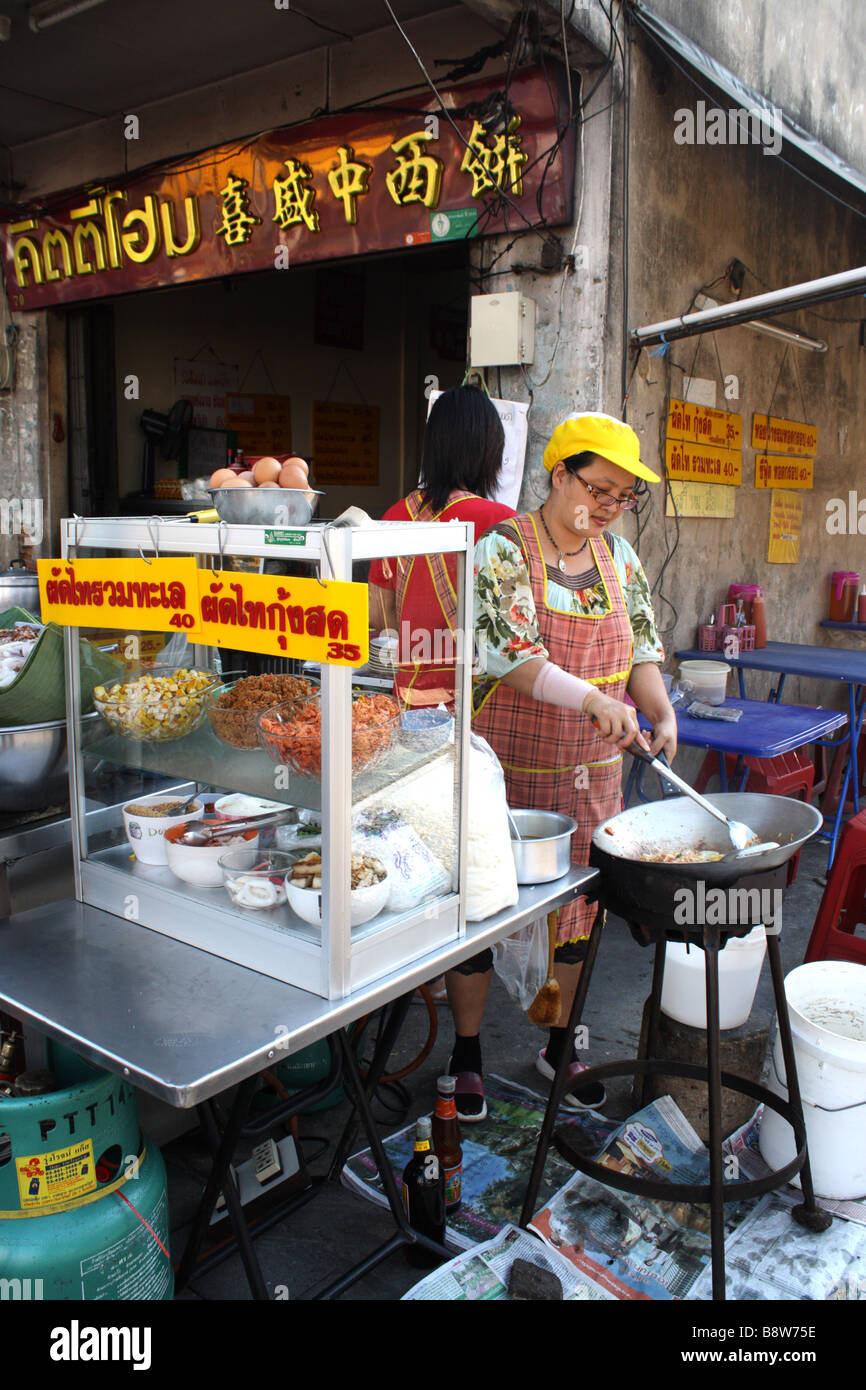 Pad Thai , street food restaurant , Bangkok ,Thailand Stock Photo - Alamy