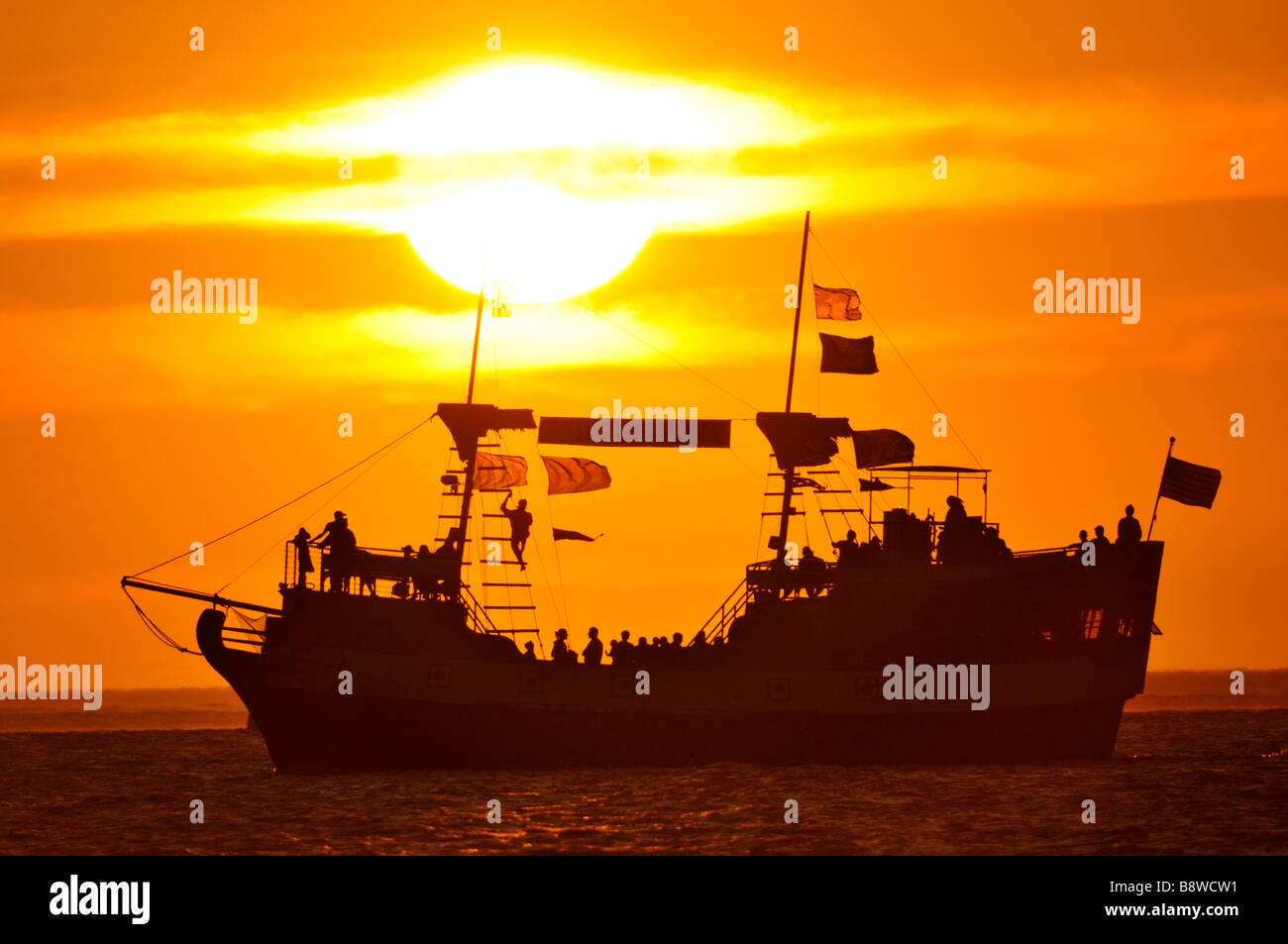 Silhouetted boat hi-res stock photography and images - Alamy