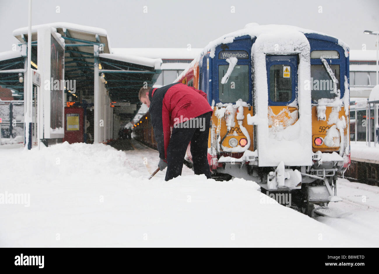 Guildford Train Station in London closed due to heavy snowfall, February 2009 Stock Photo