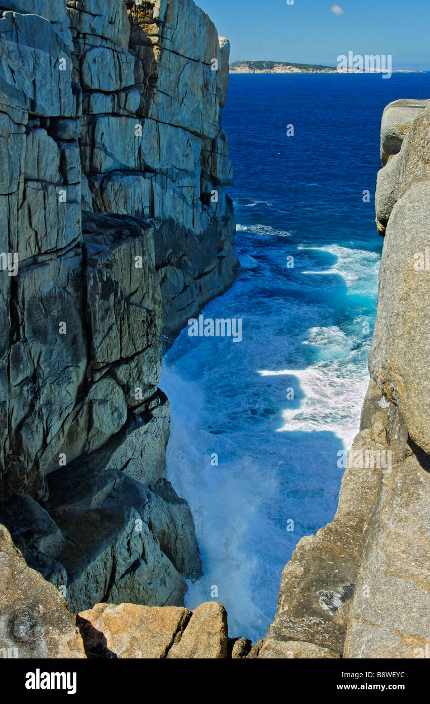 Breaking rock rocks australian landscape hi-res stock photography and ...