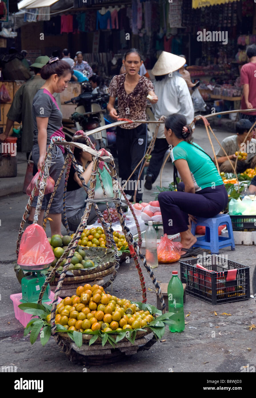 Lemons for sale, Hanoi street market, Vietnam Stock Photo