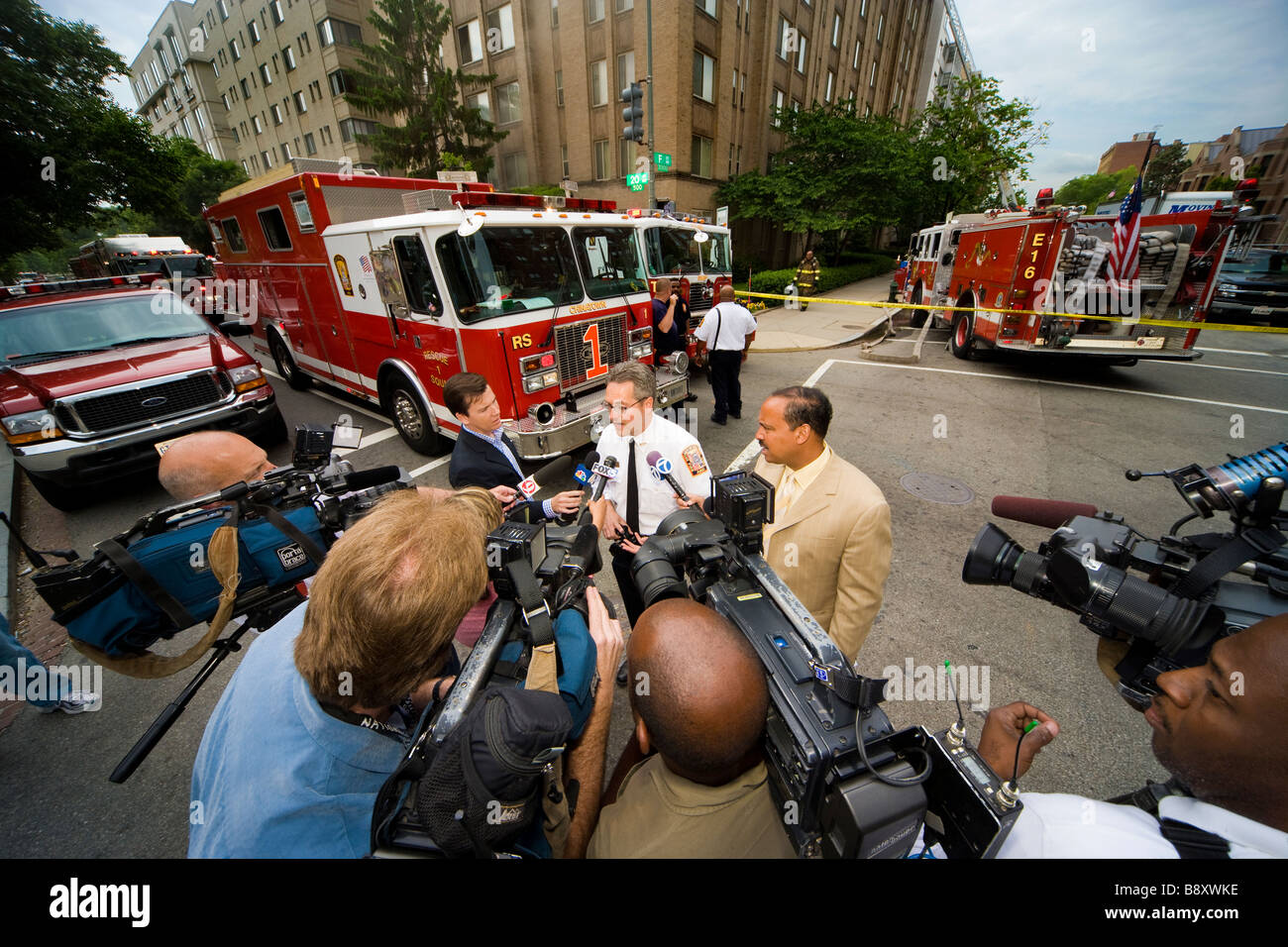 TV news teams filming a spokesperson for the DC Fire Department. Fire in Foggy Bottom, 20 & F NW Washington DC. May 2006. Stock Photo