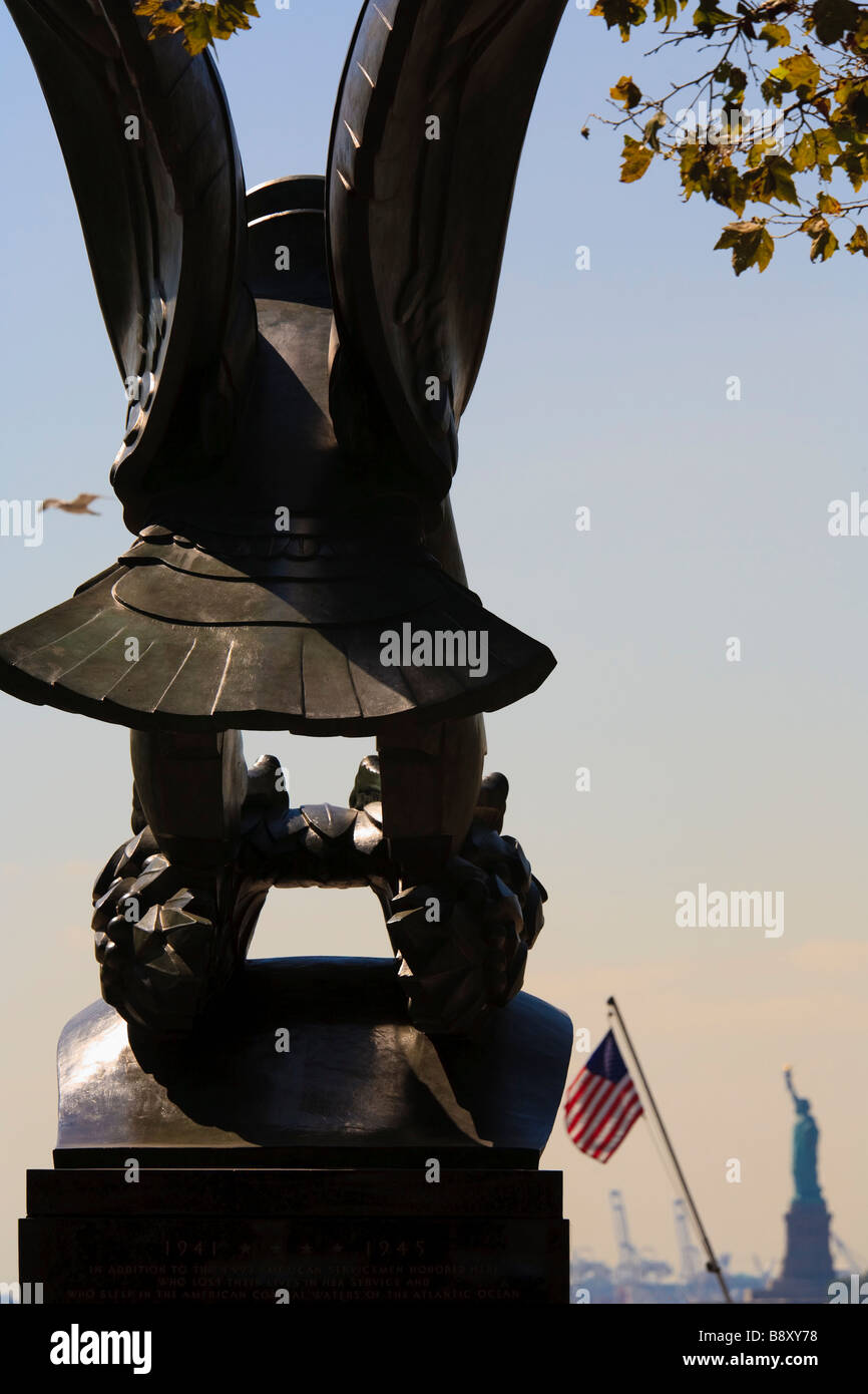 Statue of Liberty and WWII memorial Battery Park New York, NY Stock Photo Alamy