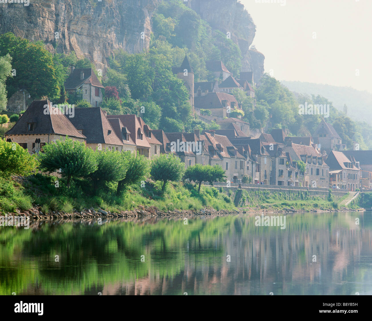 FRANCE AQUITAINE DORDOGNE LA ROQUE GAGEAC RIVER DORDOGNE Stock Photo
