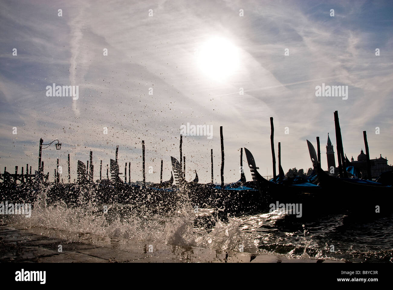 Venice gondola splash hi-res stock photography and images - Alamy