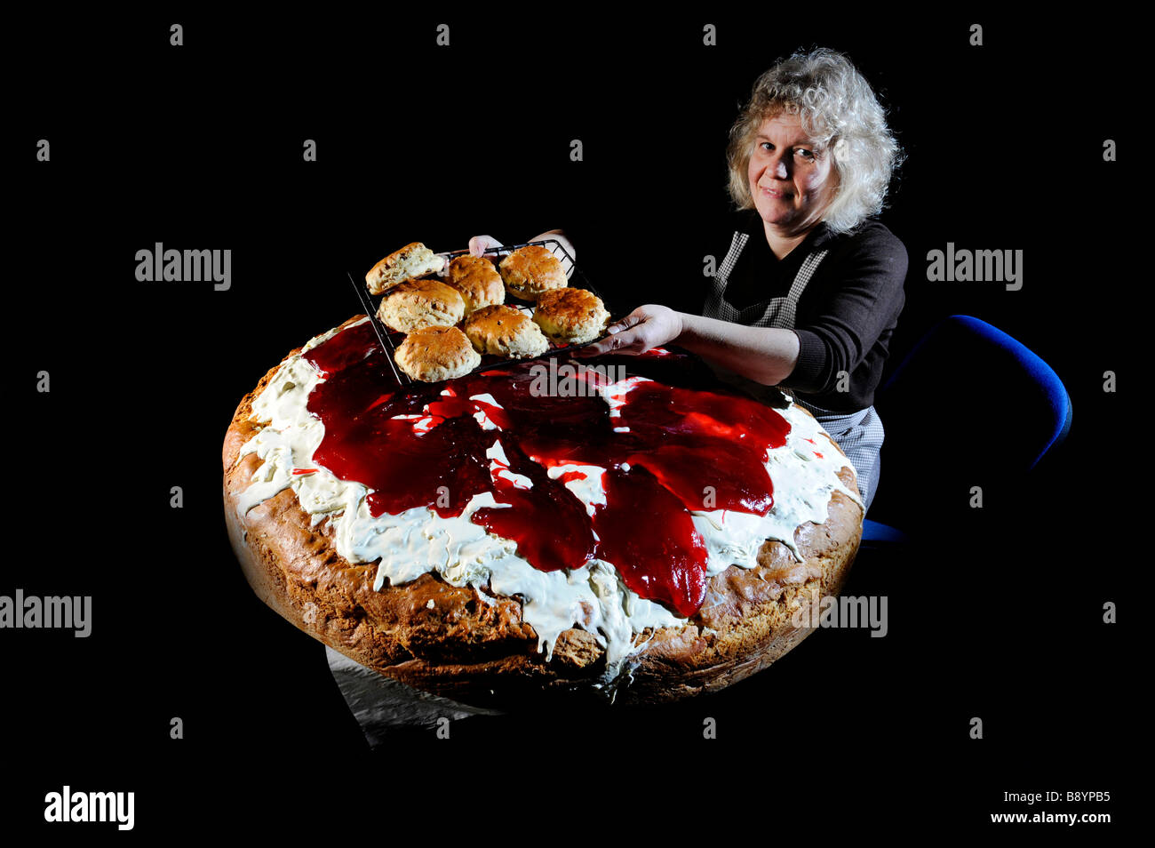 baker Mary Lovering with the giant world's biggest scone baked in Sandfords bakery in Torrington , Devon UK Stock Photo
