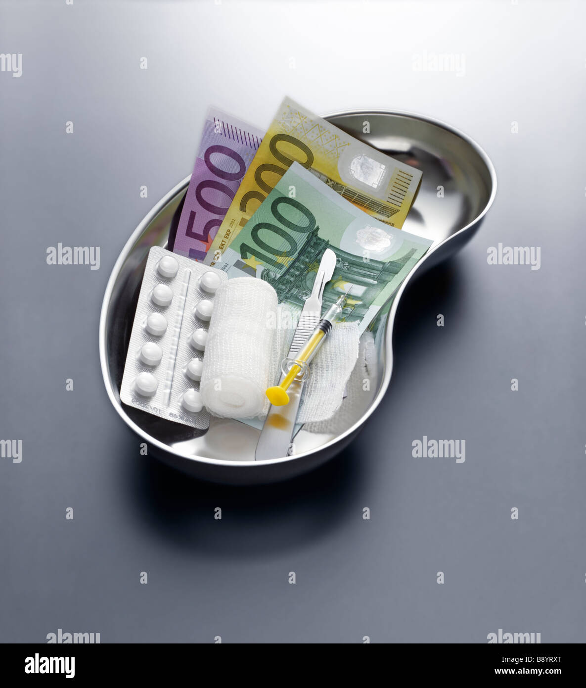 Edelstahl Nierenschale mit Euroscheinen Stock Photo