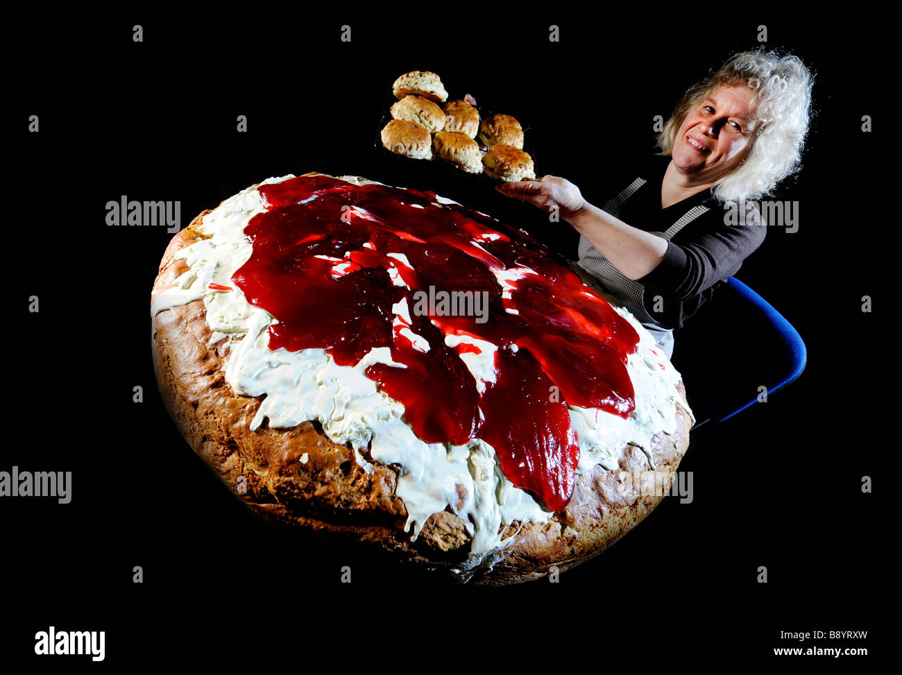 baker Mary Lovering with their giant world's biggest scone baked in Sandfords bakery in Torrington, north , Devon UK Stock Photo