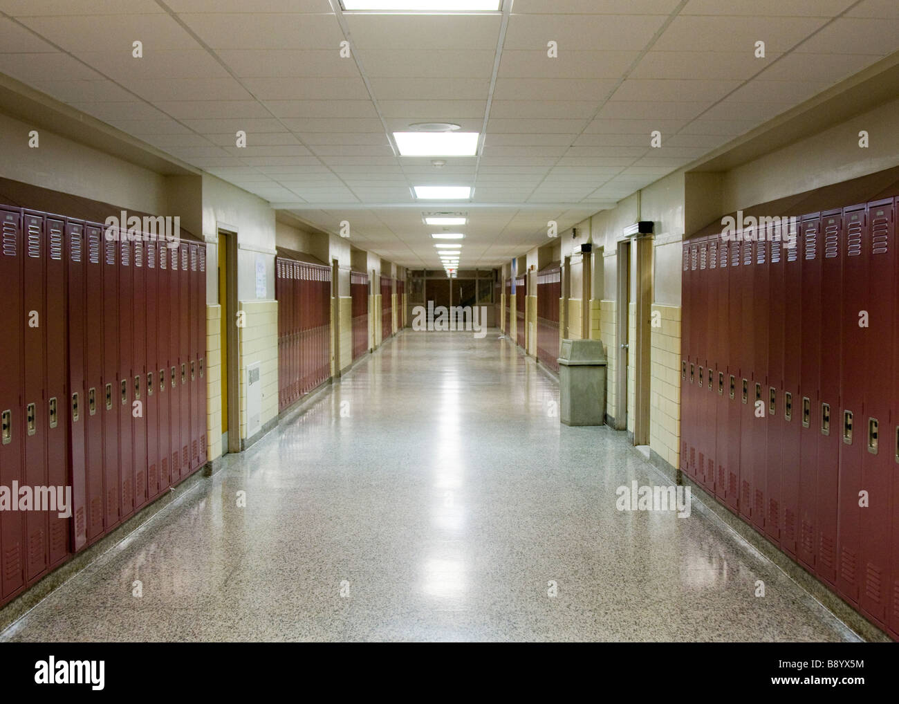 School hallway hi-res stock photography and images - Alamy