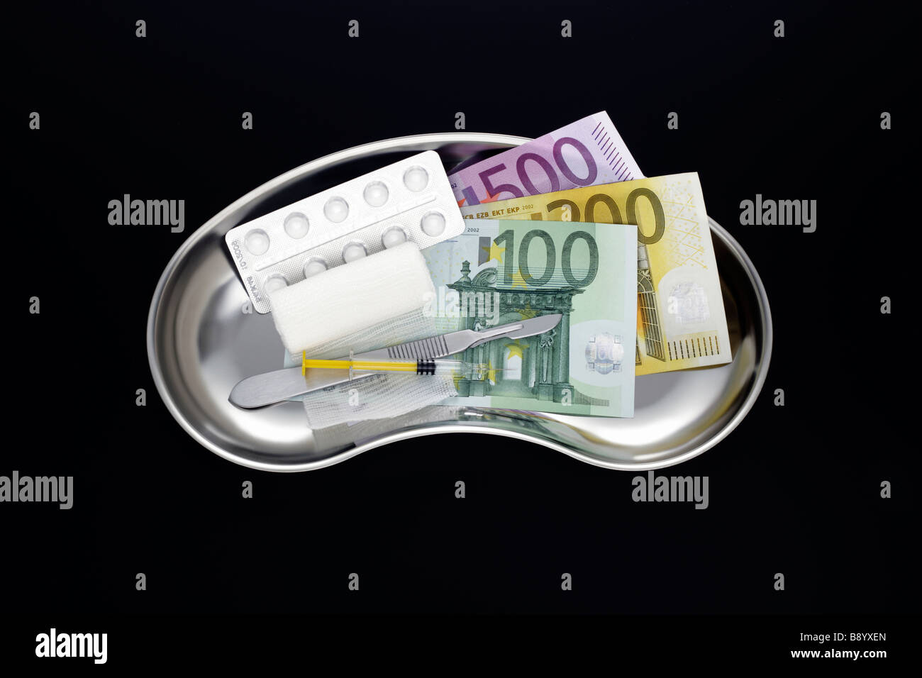 Edelstahl Nierenschale mit Euroscheinen Stock Photo