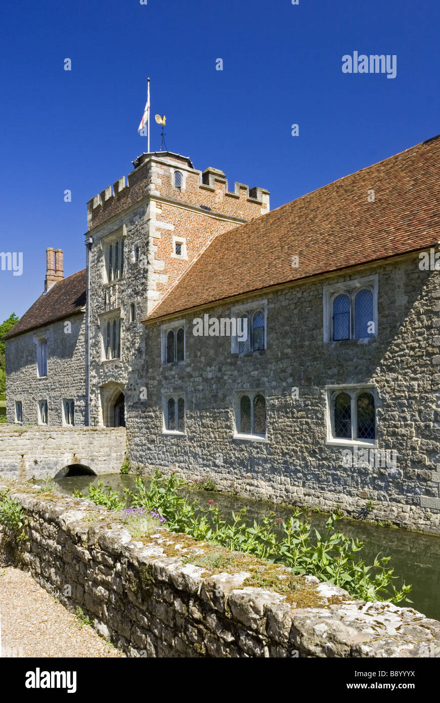 Medieval manor house moat hi-res stock photography and images - Alamy