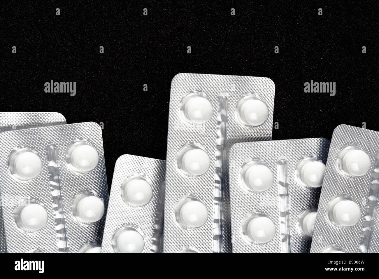 Tabletten auf schwarzen Untergrund Stock Photo