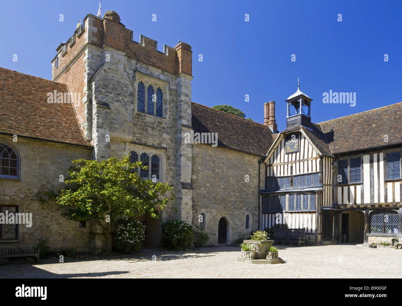 14th century house hi-res stock photography and images - Alamy