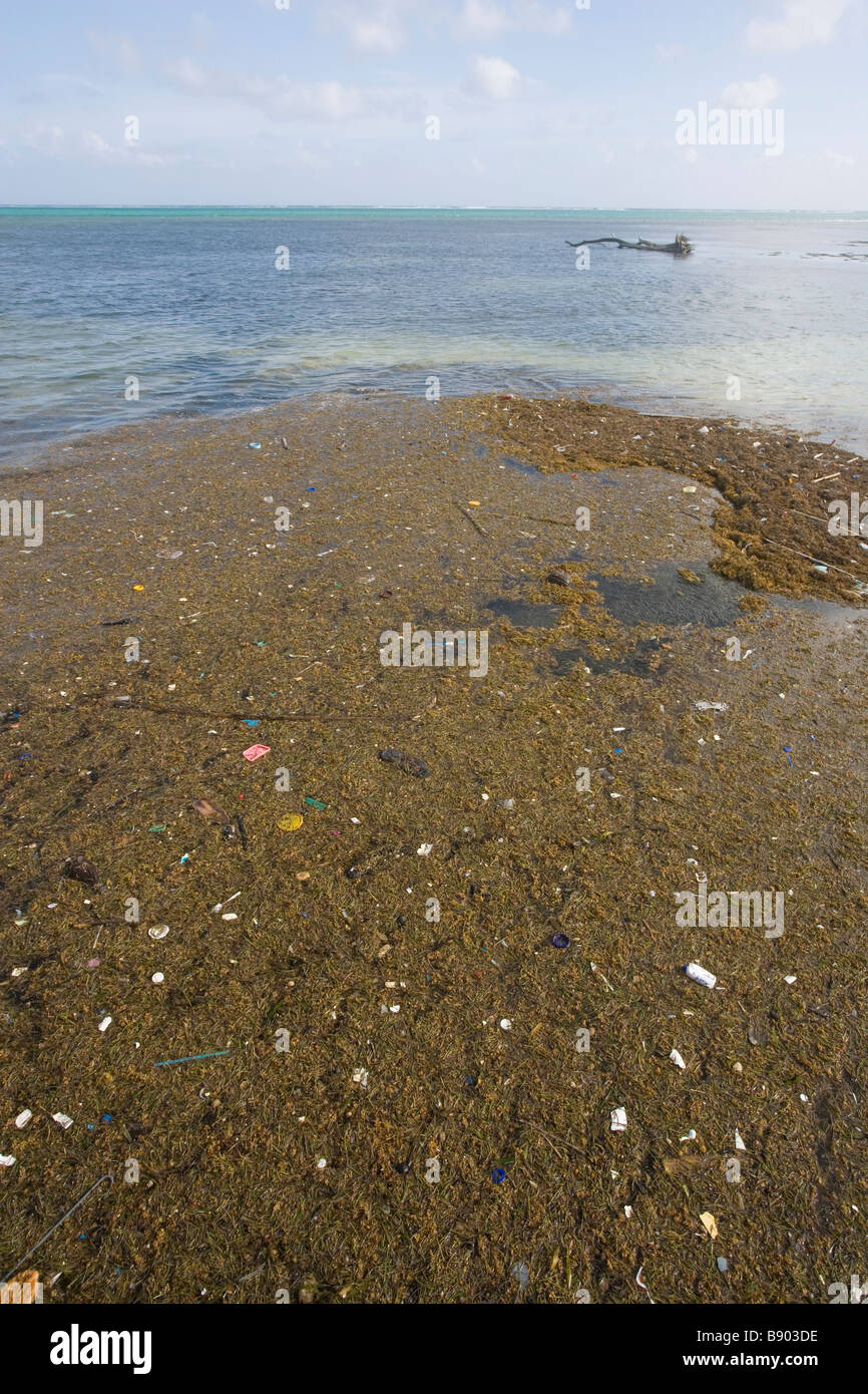 Foto denuncia, garbage in mare, pneumatico sul sommergibile sfondo. Non  importa il luogo se non le conseguenze Foto stock - Alamy