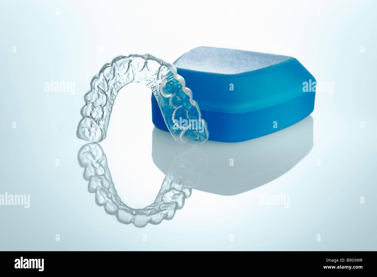 Kunststoffzahnschiene mit Aufbewahrungsbox Stock Photo