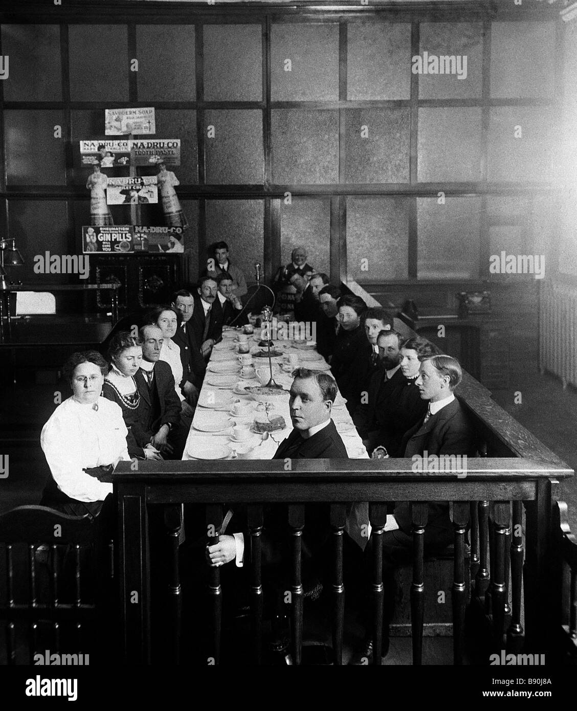 FL3199, ANCESTRAL PHOTO; Guests sitting  mal dining setting Stock Photo