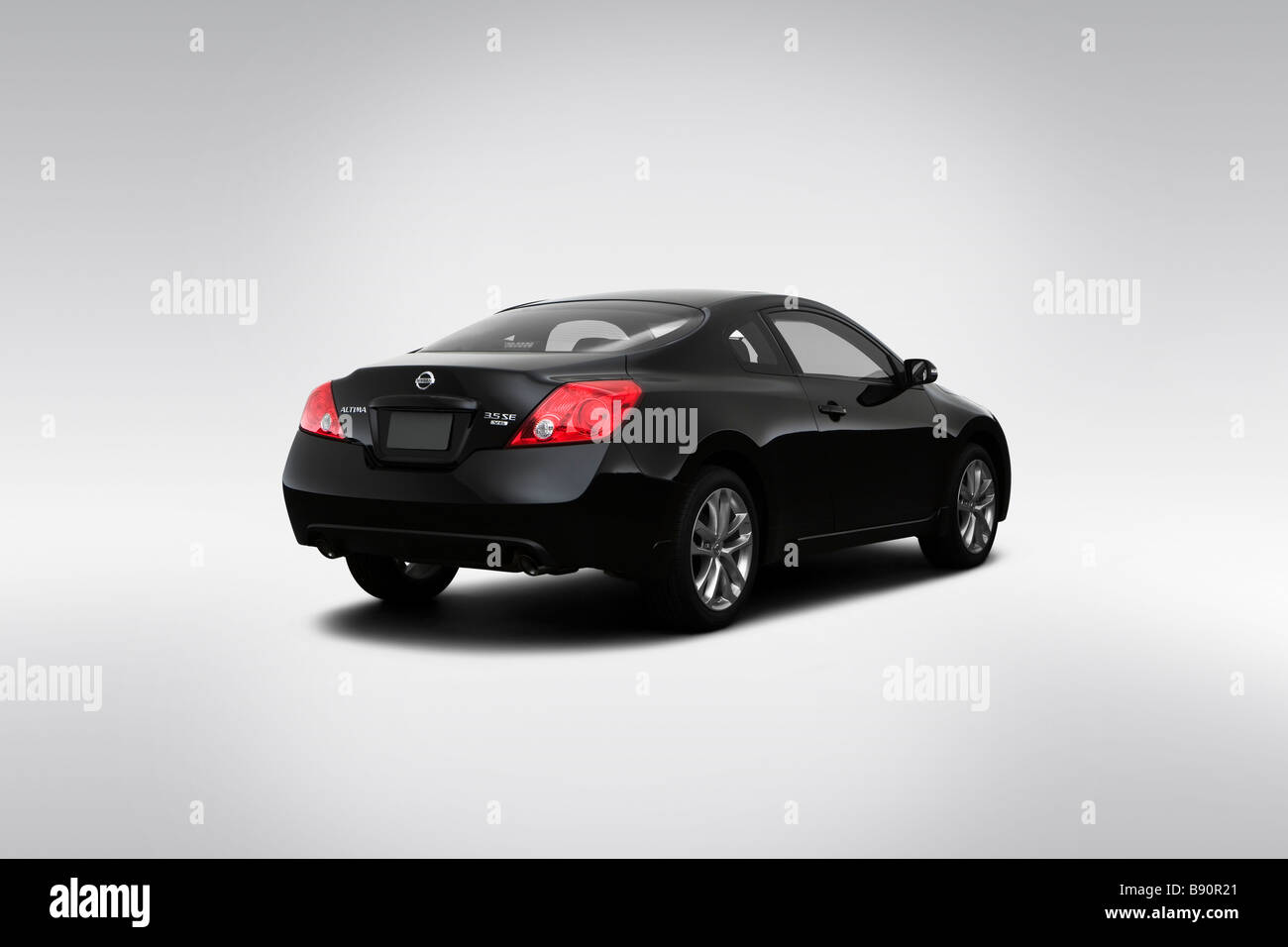 2009 Nissan Altima 3.5 SE in Black - Rear angle view Stock Photo