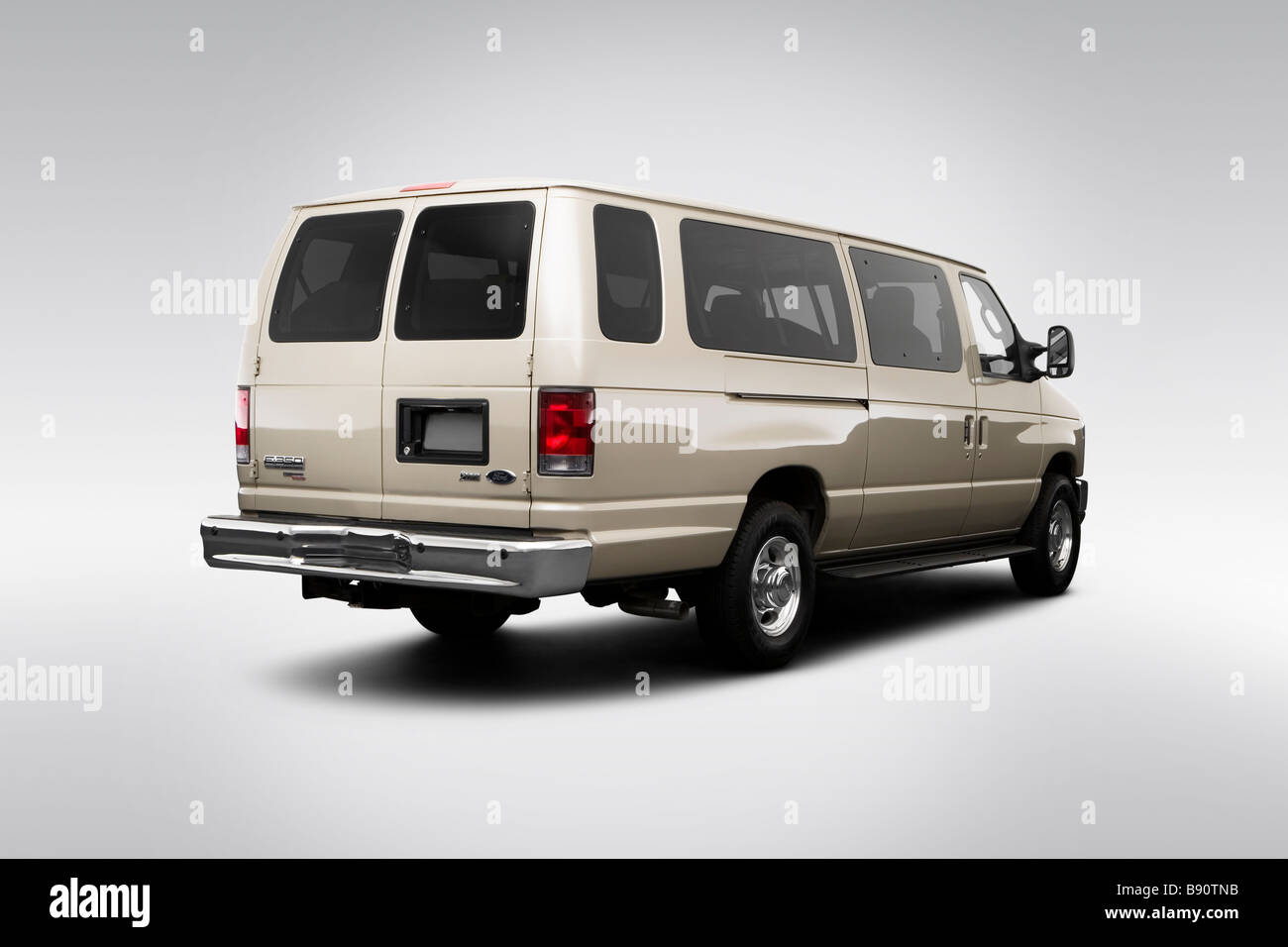 09 Ford E 350 Sd Xlt Extended In Gold Rear Angle View Stock Photo Alamy