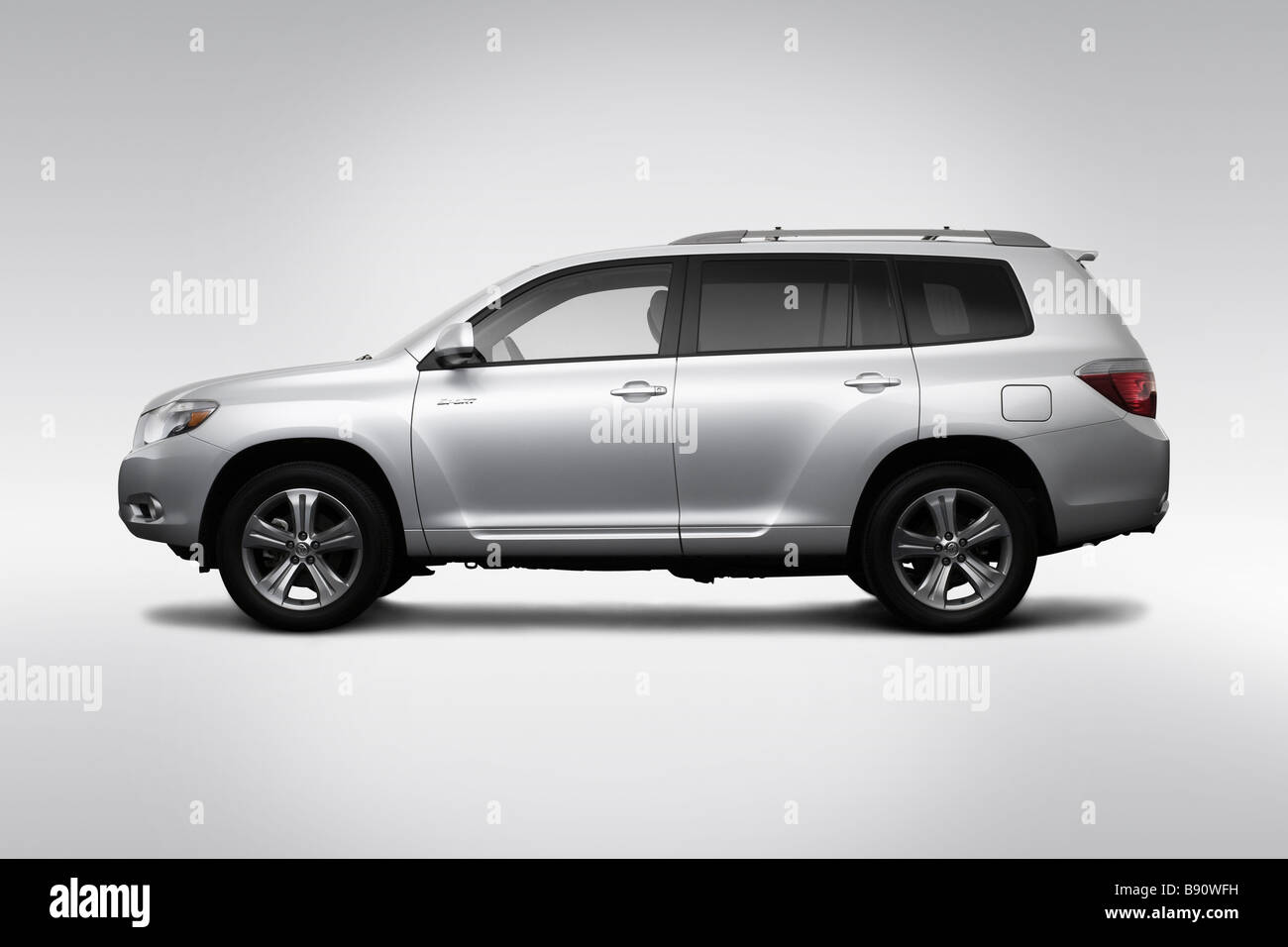 2009 Toyota Highlander Sport In Silver Drivers Side Profile Stock Photo Alamy