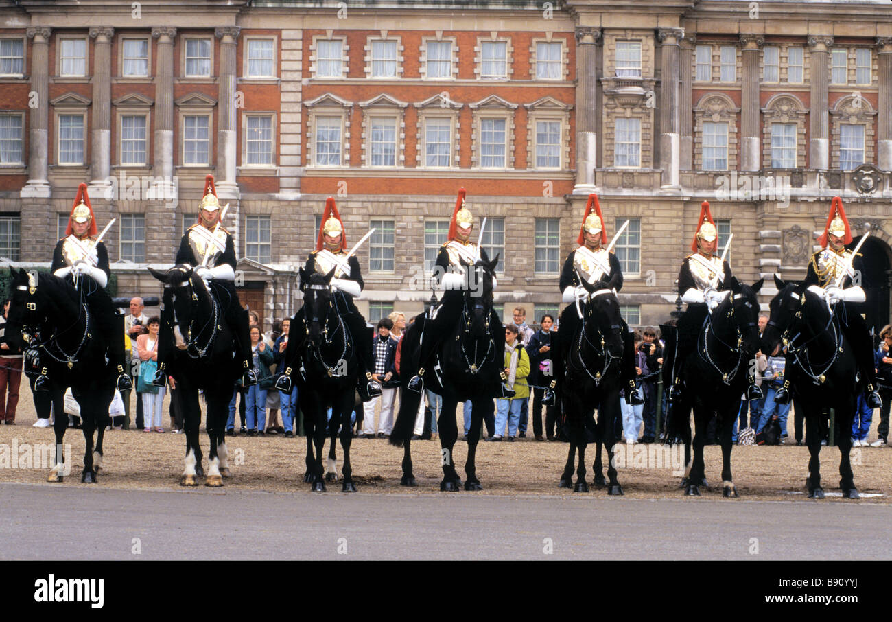 Конная гвардия в Лондоне. Здание конной гвардии в Лондоне. Гвардейцы на лошадях патрулируют резиденцию британской королевы. Гвардейцы на Невском сегодня. 28 30 августа